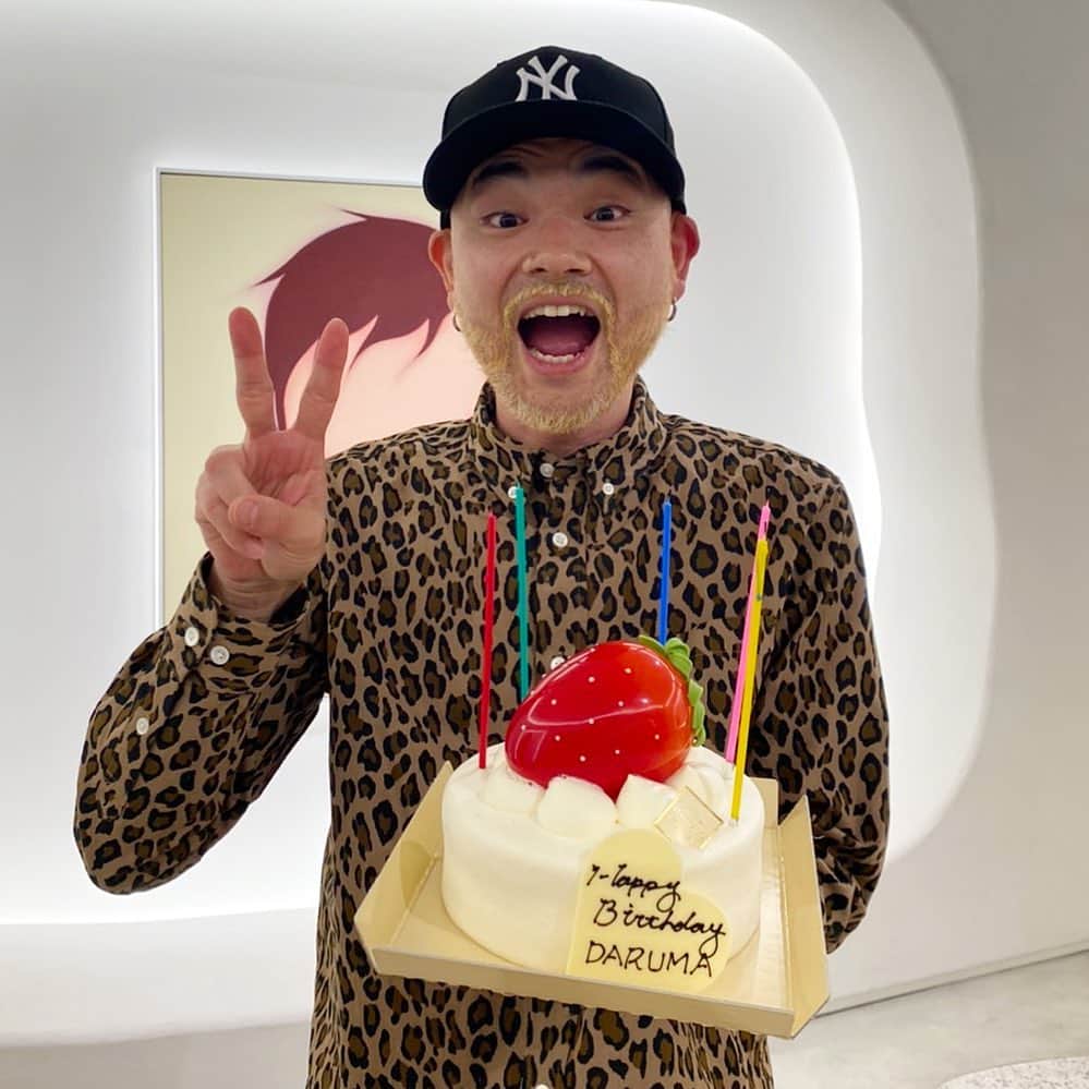 DJ DARUMAのインスタグラム：「✌🏻🍓🎂」