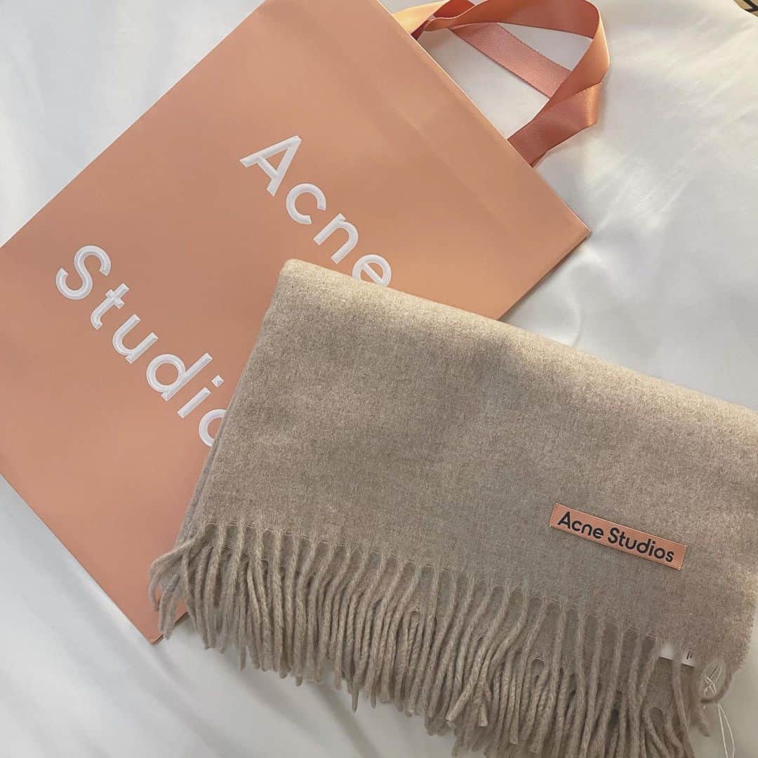 のインスタグラム：「acne studiosのマフラー🥲💕 ずっと欲しかったんだけど紗英が誕生日プレゼントにくれたよ〜！！🎁嬉しい！！早く着けて出かけたいなー😊 . #acnestudios #マフラー」