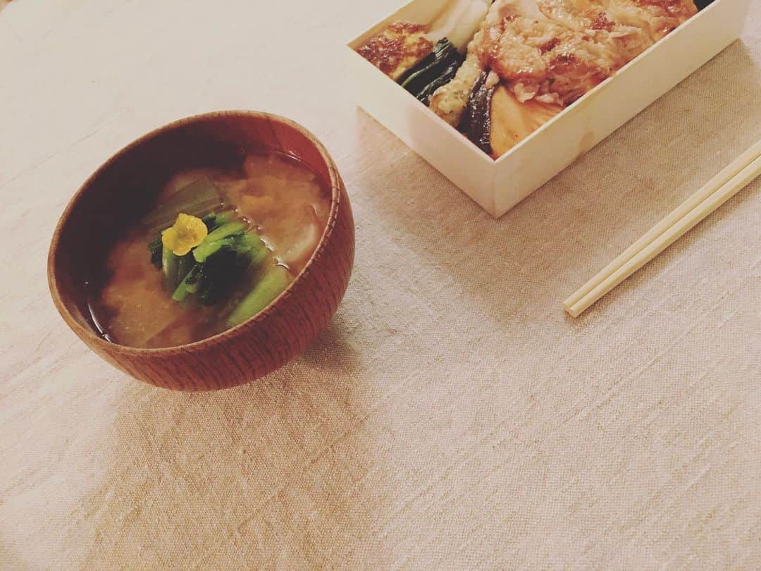 猫沢エミさんのインスタグラム写真 - (猫沢エミInstagram)「今日は無理せずお弁当で晩ごはん。　  築地に直売所のある @noribenyamanobori の《大漁》。鮭と鶏の照り焼き両方のってるやつ。ちょっと欲張りすぎたな😅  お味噌汁だけは作った。  我が家の味噌汁は、4〜5人分の量に対して大さじ1〜2杯の酒粕を入れた味噌粕汁。酒粕は風味程度だけど、豊かなアミノ酸で味わい深くなるうえ、味噌もお出汁も控えめにできるので、塩分控えめに気をつけている方にもおすすめしたい。  なにより身体が温まって疲れがとれるの。私のニャポビタンDです。  今夜は大根と、かぶ、すりおろした生姜にお揚げ。別茹でしたかぶの葉と柚子皮をちょこん。  あ″ーーーって声が出ちゃうね。こんな寒い冬の夜の生姜入り味噌粕汁は。  #猫沢銘品　#猫沢飯」12月2日 23時43分 - necozawaemi