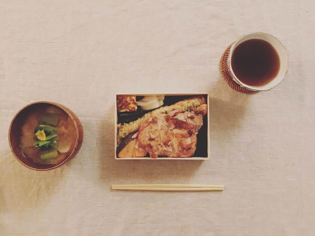 猫沢エミさんのインスタグラム写真 - (猫沢エミInstagram)「今日は無理せずお弁当で晩ごはん。　  築地に直売所のある @noribenyamanobori の《大漁》。鮭と鶏の照り焼き両方のってるやつ。ちょっと欲張りすぎたな😅  お味噌汁だけは作った。  我が家の味噌汁は、4〜5人分の量に対して大さじ1〜2杯の酒粕を入れた味噌粕汁。酒粕は風味程度だけど、豊かなアミノ酸で味わい深くなるうえ、味噌もお出汁も控えめにできるので、塩分控えめに気をつけている方にもおすすめしたい。  なにより身体が温まって疲れがとれるの。私のニャポビタンDです。  今夜は大根と、かぶ、すりおろした生姜にお揚げ。別茹でしたかぶの葉と柚子皮をちょこん。  あ″ーーーって声が出ちゃうね。こんな寒い冬の夜の生姜入り味噌粕汁は。  #猫沢銘品　#猫沢飯」12月2日 23時43分 - necozawaemi