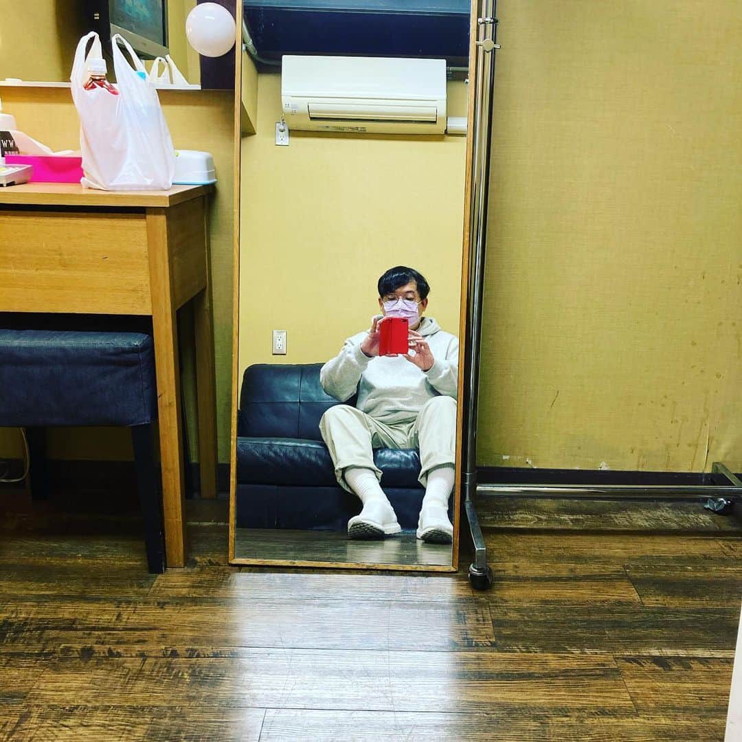 斉藤伸也のインスタグラム：「髪だいぶ伸びた  #white #膨張色」