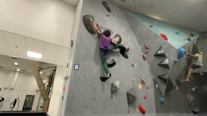 ハキム・カスバンのインスタグラム：「Open Men Competition Set⁣ 🛠: @flowspace.sets⁣ 🌟🌟🌟🌟🌟⁣ ⁣ It’s been awhile, eh? It’s been a good couple of weeks in climbing for me, especially with the crew and atmosphere on Mondays at @boulderworldsg. ⁣ ⁣ @heavy.japan⁣ ⁣ #climbing #bouldering」