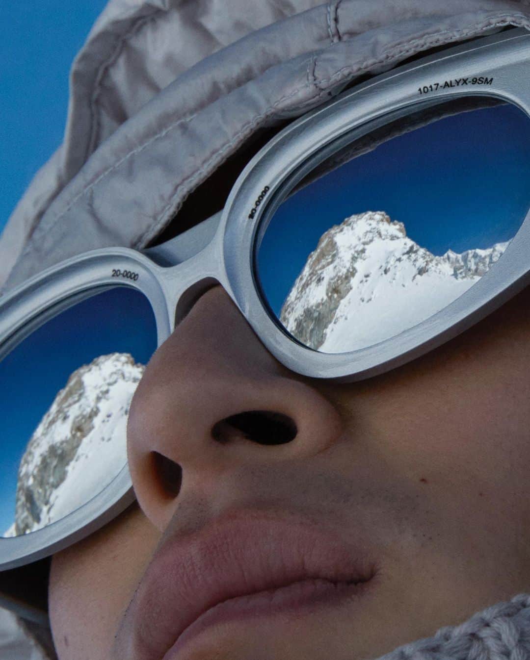 モンクレールさんのインスタグラム写真 - (モンクレールInstagram)「Blanc check.   Minimalism at 15,774 feet up. @MatthewMWilliams takes his stripped-down, detail-driven aesthetic to the peak of Mont Blanc for the new #MONCLER1017ALYX9SM.  Collection available December 3rd. Pre-order now on moncler.com.  #MONCLERGENIUS @AlyxStudio @MatthewMWilliams  Photography @thomaslohrstudio  Styling @MarcGoehring」12月3日 0時06分 - moncler