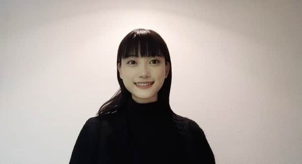 阿知波妃皇のインスタグラム：「😃😗  最近は思ってもないことを言ってしまうから反省です.言葉の力は偉大なもんでね.皆さんはどうゆう時に反省しますか?☁️わたしは普段笑ったり泣いたり喜怒哀楽が激しいです.でも泣いた理由は甥っ子が愛しくて泣きました.笑いすぎに注意したいですなぜならいつも死にかけるから.あとは電気のヒーター?で膝掛けを燃やしました🔥気をつけよう..冬は猫があったかいですね(=^x^=)うちには猫が居ます.大好きな猫に囲まれてます.あとお味噌汁が大好きです.それでは長々とすみませんzzz」