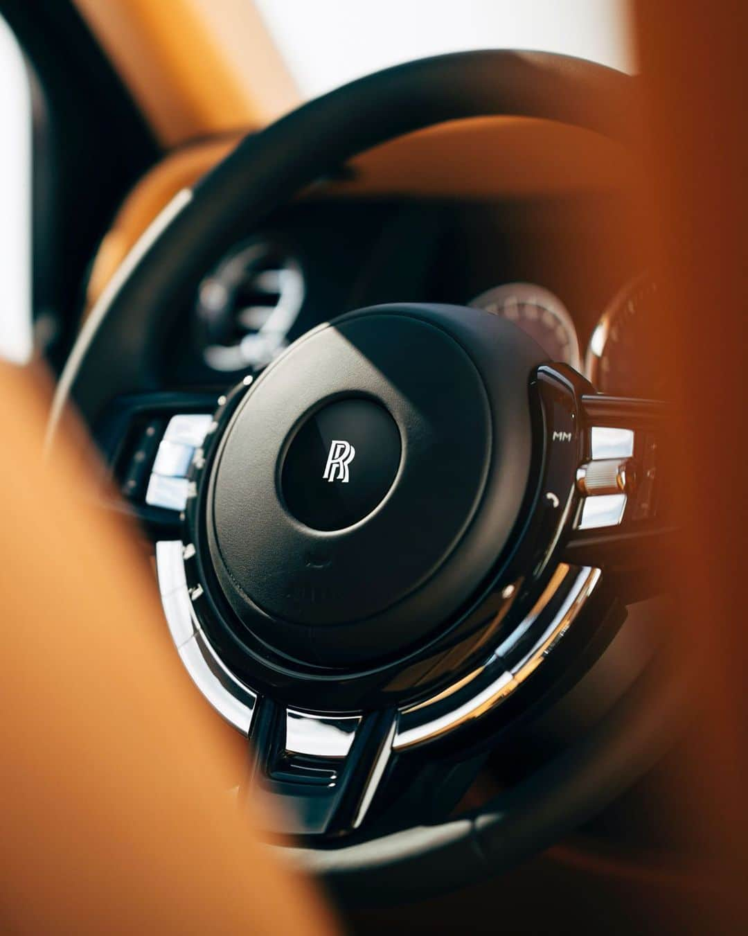 ロールス・ロイスさんのインスタグラム写真 - (ロールス・ロイスInstagram)「The practical nature of a steering wheel is obvious. But a Rolls-Royce steering wheel goes beyond functionality, creating a sense of duality between driver and motor car.  Inspired by sailboat engineering, a Rolls-Royce steering wheel is a harmonious balance of sensitivity and precision. Small gestures yield swift reaction, gifting drivers with a rare sense of assured lightness.  Discover #RollsRoyceCullinan; link in bio.  — NEDCcorr (combined): CO2 emission: 330-328 g/km; Fuel consumption: 19.5 mpg / 14.5 l/100km. WLTP (combined): CO2 emission: 361-344 g/km; Fuel consumption: 17.8-18.6 mpg / 15.9-15.2 l/100km.」12月2日 23時59分 - rollsroycecars