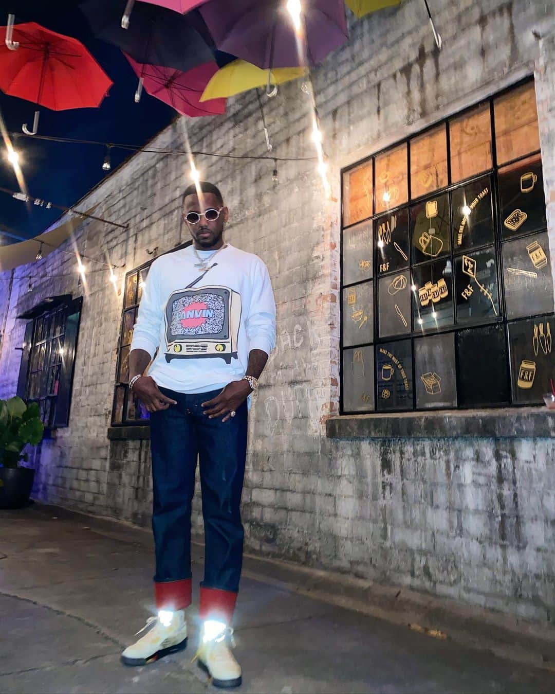 ファボラスのインスタグラム：「And that’s why I’m in the Cullinan.. Wit da shotguns where you stick the umbrellas in...  I hope it don’t rain..  Streets got love fa me, i hope it don’t change.. ☂️ 🌧🖤  #PlayHausTwo」