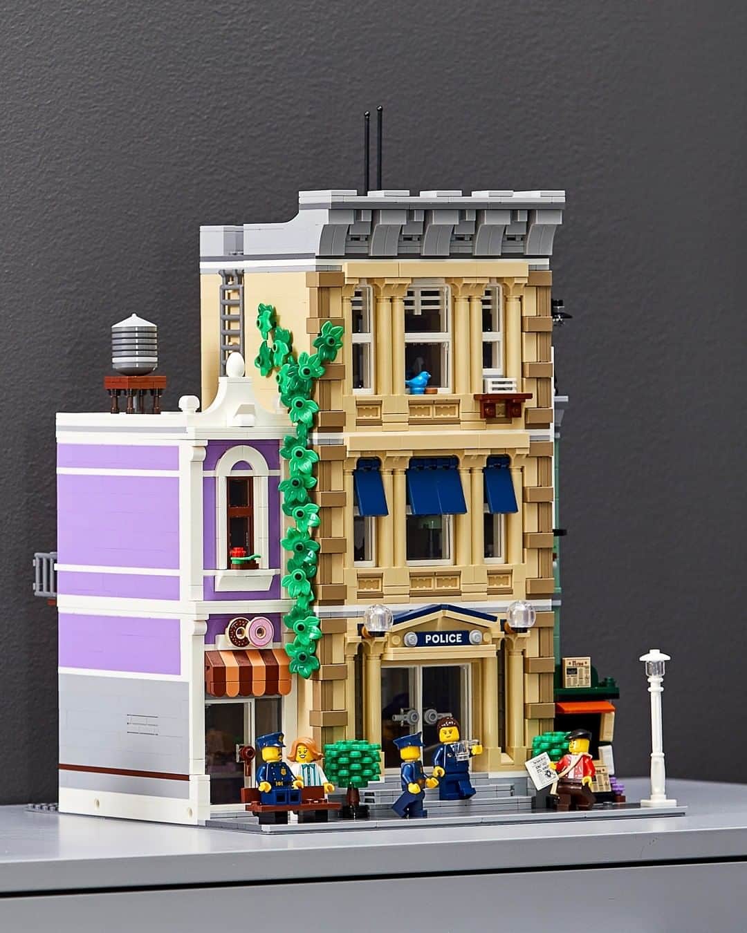 LEGOさんのインスタグラム写真 - (LEGOInstagram)「Welcoming a new neighbour to the Modular Buildings collection! 🏙️  Available in January 2021!  #LEGO #ModularBuilding」12月3日 0時00分 - lego