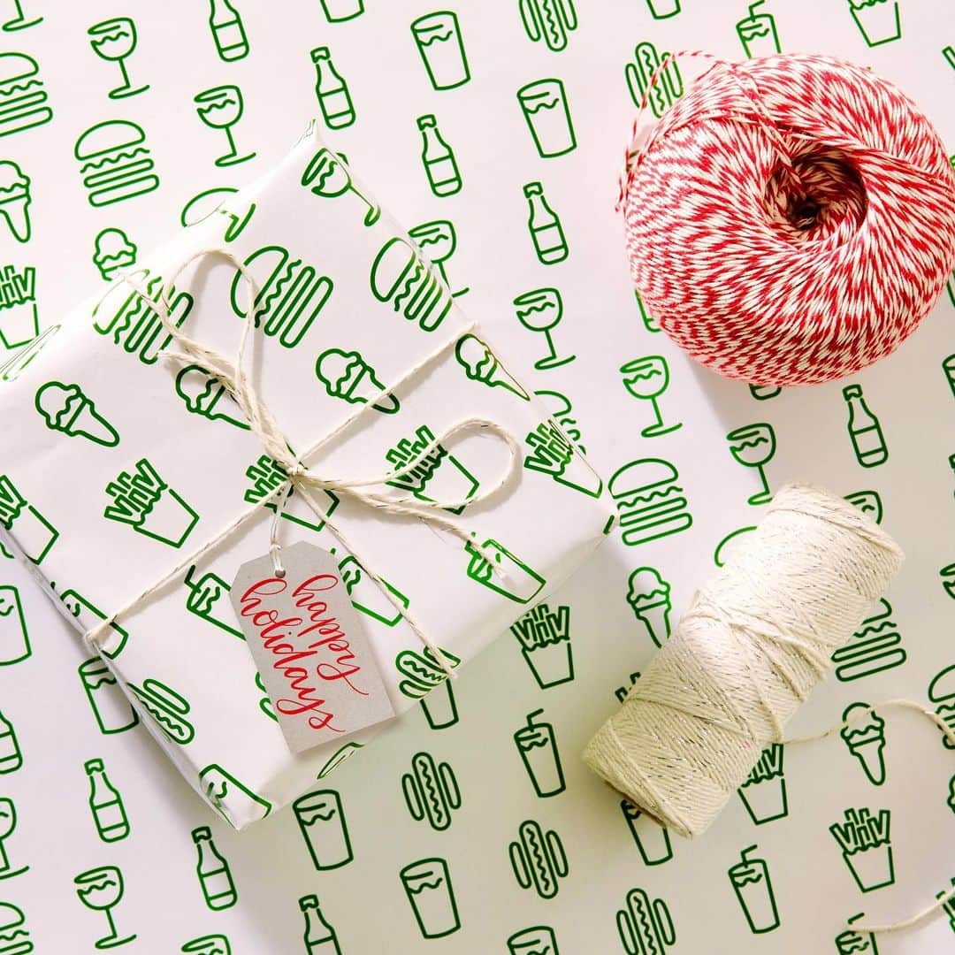 SHAKE SHACKさんのインスタグラム写真 - (SHAKE SHACKInstagram)「CLOSED. Thanks for entering! (Winners have been notified.)  ✨GIVEAWAY✨ Ready to wrap up 2020? We're giving away rolls of limited edition Shake Shack wrapping paper to 5 lucky fans — just in time for the holidays! 🎁   How to enter:  1) Follow @shakeshack  2) Tag a friend who’d love a Shake Shack wrapped present   Winners will be randomly selected + announced on 12/4!   Scope the link in our bio for the official giveaway rules. #shakeshack #giveaway」12月3日 0時00分 - shakeshack
