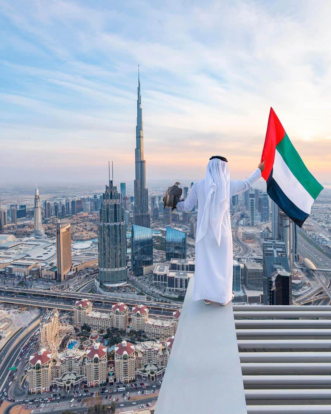 エミレーツ航空さんのインスタグラム写真 - (エミレーツ航空Instagram)「We are proud to call you home. 🇦🇪  #HappyUAENationalDay  📸 @dubai.uae.dxb」12月3日 0時00分 - emirates