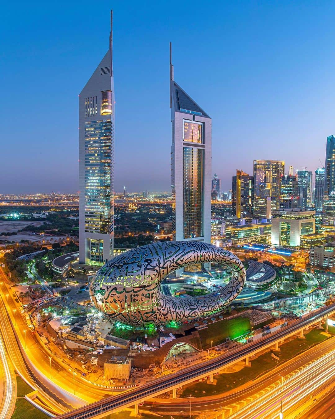 エミレーツ航空さんのインスタグラム写真 - (エミレーツ航空Instagram)「We are proud to call you home. 🇦🇪  #HappyUAENationalDay  📸 @dubai.uae.dxb」12月3日 0時00分 - emirates