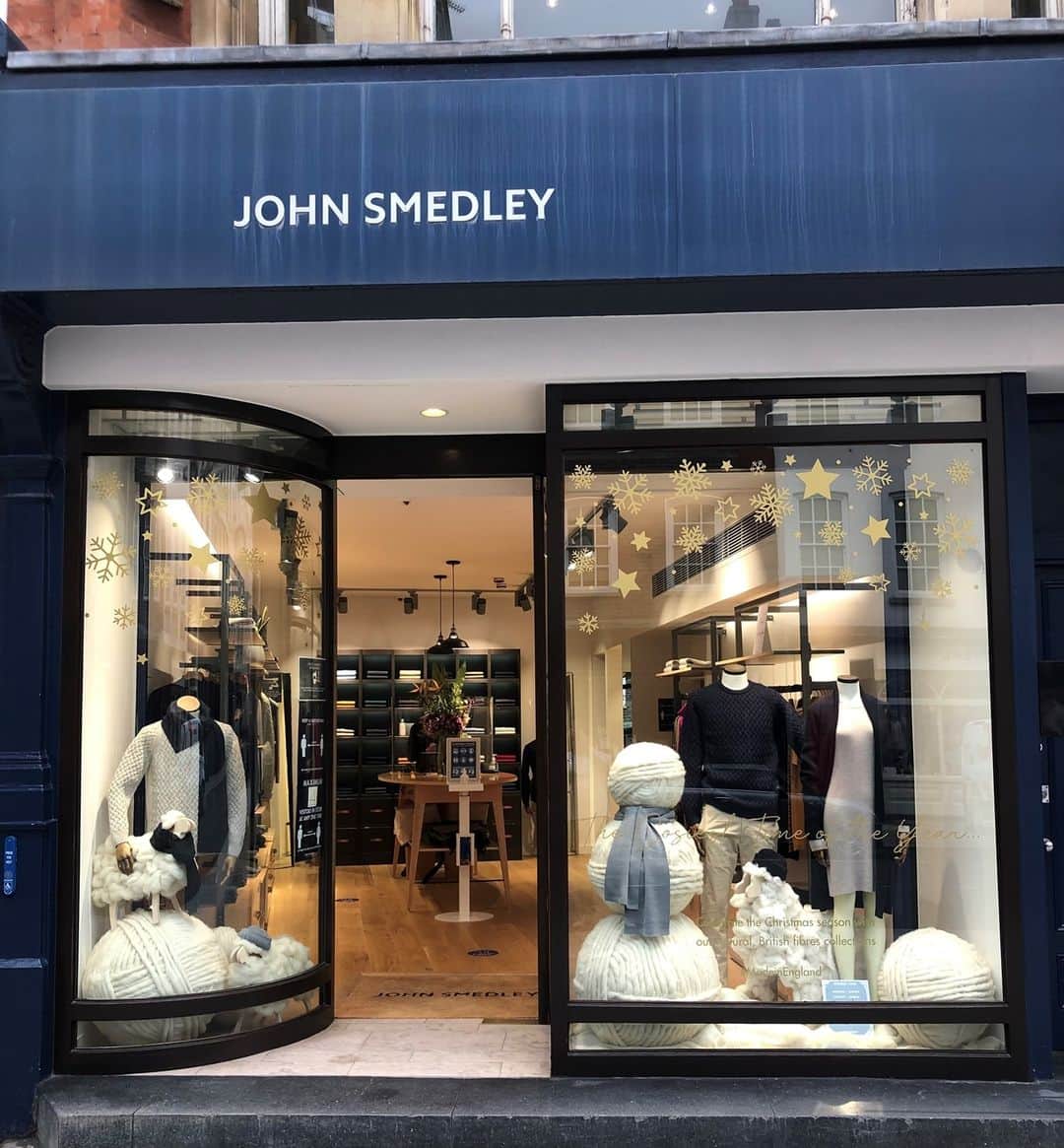 のインスタグラム：「We're thrilled to announce that our three London stores are re-opening today. Join us at our Jermyn Street, Brook Street, or New Cavendish Street locations where our staff will be happy to help you with all of your knitwear needs. We're looking after your safety too - all of our stores are following the COVID Government guidelines. 	#MadeInEngland #LuxuryKnitwear」