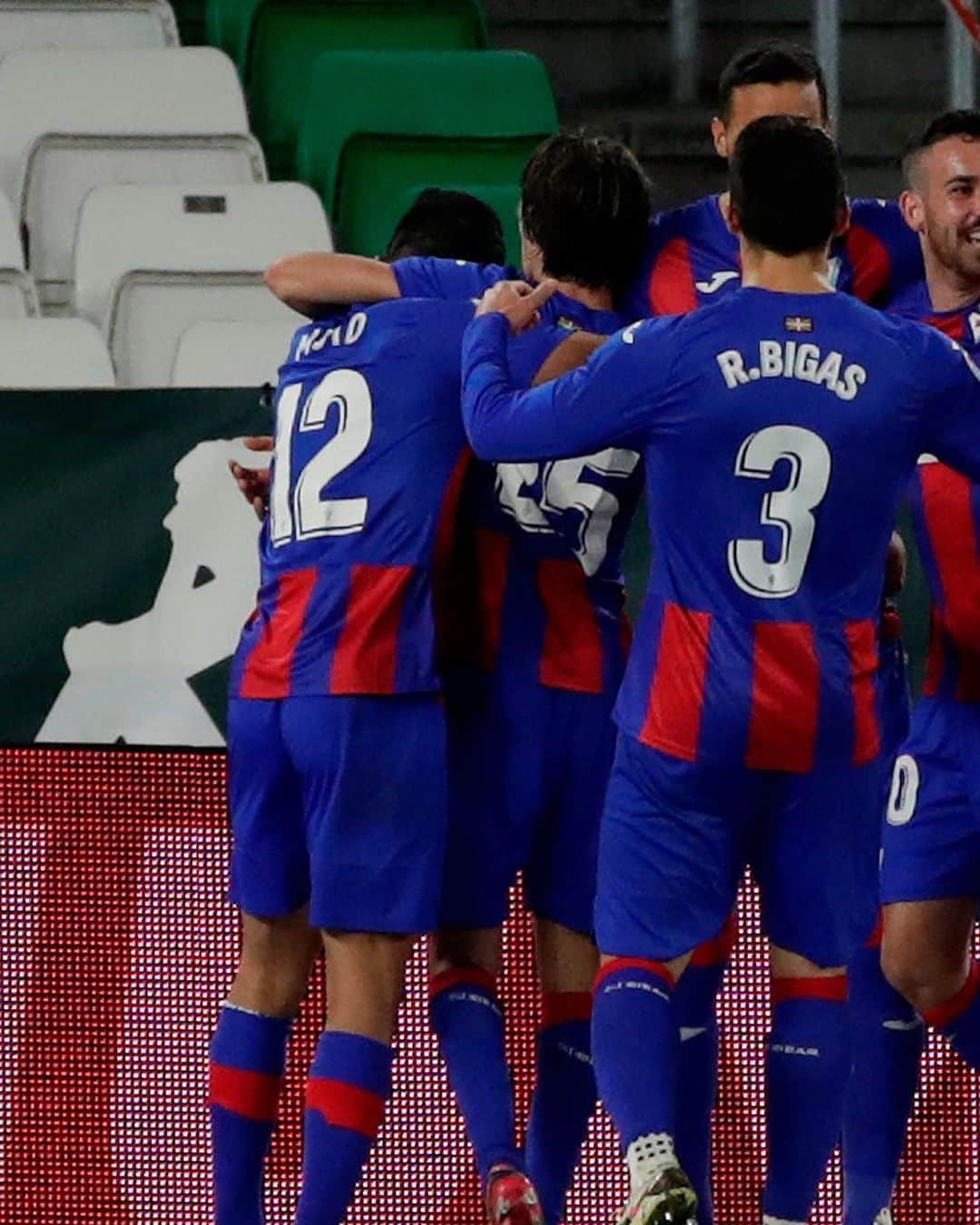 LFPさんのインスタグラム写真 - (LFPInstagram)「❤️💙 Teamwork!  ❤️💙 ¡Trabajo en equipo!  #Eibar #LaLiga #LaLigaSantander #Football #YouHaveToLiveIt #HayQueVivirla」12月3日 0時04分 - laliga