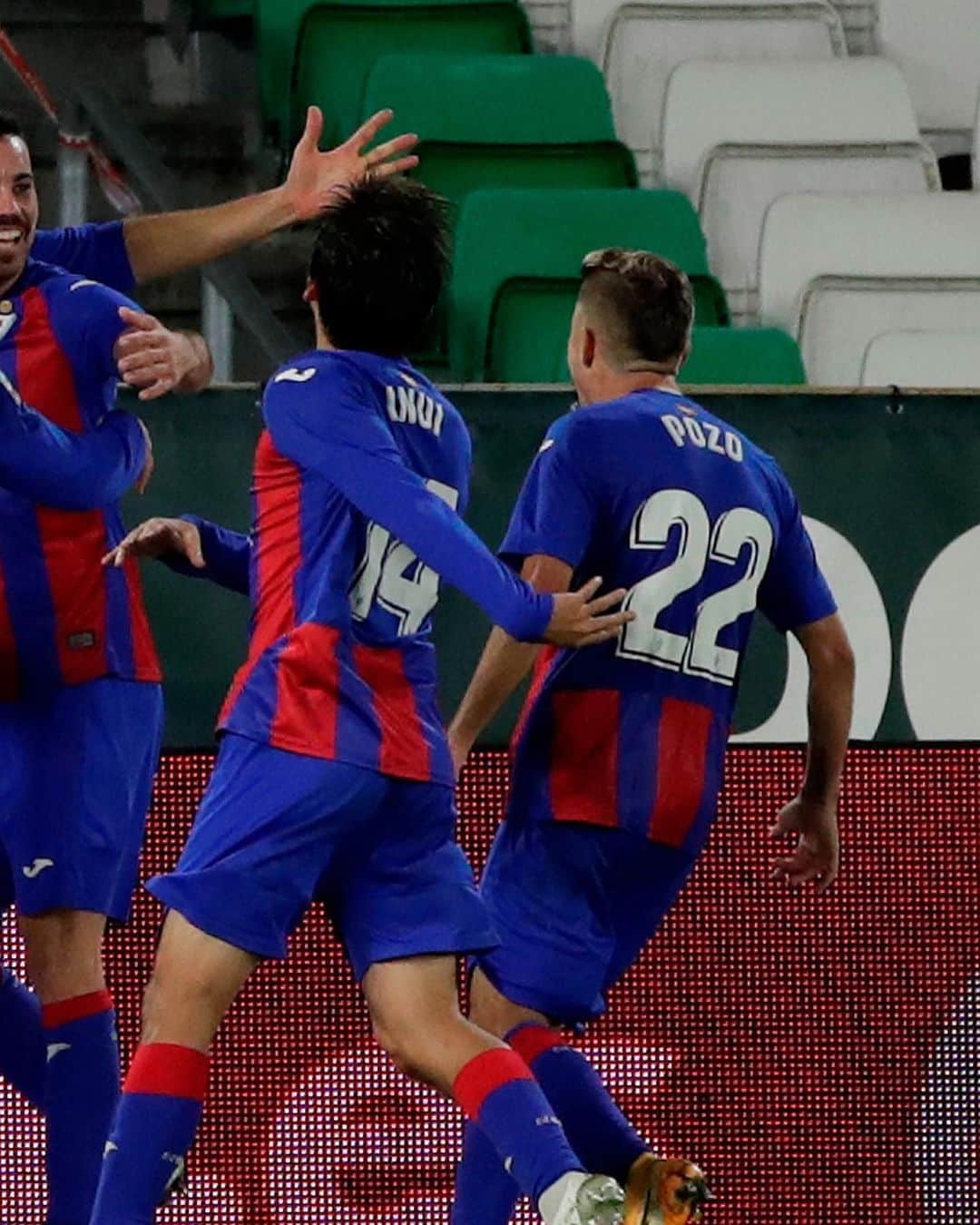 LFPさんのインスタグラム写真 - (LFPInstagram)「❤️💙 Teamwork!  ❤️💙 ¡Trabajo en equipo!  #Eibar #LaLiga #LaLigaSantander #Football #YouHaveToLiveIt #HayQueVivirla」12月3日 0時04分 - laliga