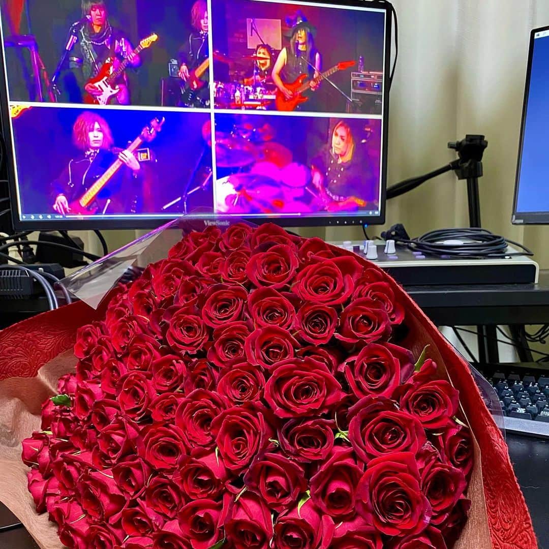 Kyrieのインスタグラム：「遅くなってしまったけれど先日の公演。ご視聴有難うございました。 折角インストパートがクローズアップされる曲目なので、何とか通常の配信方法に加えて分割画面入れ込めないかと思索し、濱書房のスタッフの方々にご尽力頂いて何とか実現する事が出来ました。  ライブでもストリーミングでも、皆に楽しんで貰えたらそれが何よりなんだ。 言下に時代を憂うよりも、今だから出来る、もっと面白い事を出来たらな、と思うの。  改めて、沢山のおめでとうを有難う。」