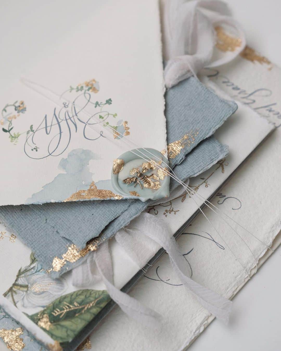 Veronica Halimさんのインスタグラム写真 - (Veronica HalimInstagram)「日本の素敵なカップルのため、 Handmade Styled Shoot Invitation Set「手書き撮影用招待状セット」。新型コロナウィルス感染症の影響で多くの人が結婚式のスケジュールを調整されよりプライベートなパーティーに変更した方々も多いではないかと思います。その特別な日の形見とお祝いを形にするように今回の手書き招待状を作りました。   Handmade Styled Shoot Invitation Set for a sweet couple in Japan. Due to the pandemic many people decided to postponed their reception party and decided to go ahead with an intimate ceremony with family and close friends. This handmade invitation was created as a special keepsake and part of the celebratory that captured the precious moment. —   #vhcalligraphy #truffypi #カリグラフィー #カリグラフィースタイリング #モダンカリグラフィー #calligraphystyling #カリグラフィーワークショップ #weddingstationery #moderncalligraphy #handmadepaper  #penmanship #ウェディング #ウェディングアイテム #カリグラファ #スタイリングワークショップ #スタイリング #prettypapers #weddingsuite #styledshootbundle」12月3日 0時08分 - truffypi