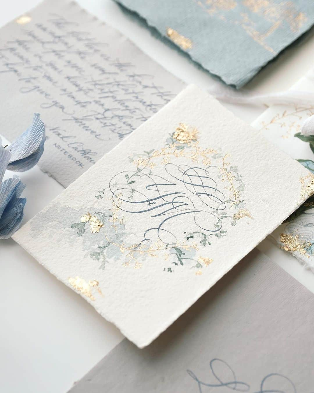 Veronica Halimさんのインスタグラム写真 - (Veronica HalimInstagram)「日本の素敵なカップルのため、 Handmade Styled Shoot Invitation Set「手書き撮影用招待状セット」。新型コロナウィルス感染症の影響で多くの人が結婚式のスケジュールを調整されよりプライベートなパーティーに変更した方々も多いではないかと思います。その特別な日の形見とお祝いを形にするように今回の手書き招待状を作りました。   Handmade Styled Shoot Invitation Set for a sweet couple in Japan. Due to the pandemic many people decided to postponed their reception party and decided to go ahead with an intimate ceremony with family and close friends. This handmade invitation was created as a special keepsake and part of the celebratory that captured the precious moment. —   #vhcalligraphy #truffypi #カリグラフィー #カリグラフィースタイリング #モダンカリグラフィー #calligraphystyling #カリグラフィーワークショップ #weddingstationery #moderncalligraphy #handmadepaper  #penmanship #ウェディング #ウェディングアイテム #カリグラファ #スタイリングワークショップ #スタイリング #prettypapers #weddingsuite #styledshootbundle」12月3日 0時08分 - truffypi