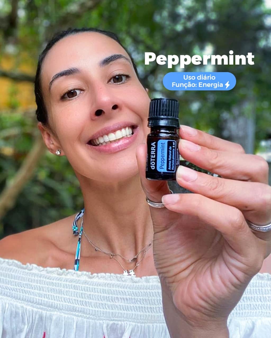 シェイラ・カストロのインスタグラム：「Peppermint🍃 ⠀ Escolhi começar aqui falando desse óleo essencial dōTERRA, pq uso diariamente! ⠀ Ele fica na minha cabeceira, acordo, pingo uma gotinha💧 na minha mão, e muda meu dia!!! Me dá energia, disposição, foco!!! ⠀ Aqui em casa uso o Peppermint para: -aliviar tensão na cabeça -dar um “up” (quando vc está sem energia) -foco -ajuda a desobstruir as vias nasais! ⠀ Me contem se já conhecem os óleos essenciais? E se conhecem, quais vcs mais gostam? Como usam?👇🏽👇🏽」