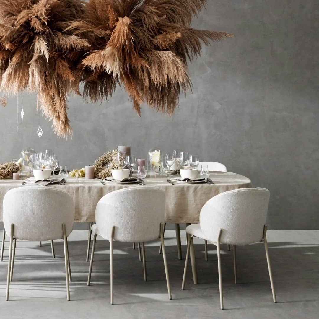 BoConceptさんのインスタグラム写真 - (BoConceptInstagram)「Gift your loved ones some extra joy with an extraordinary dinner experience. We have the designs and styling tips to bring your vision to life, including a simple guide to creating our flower cloud.   Unwrap it all now through link in bio.  Kingston table from £1,099  Princeton chair from £424  #boconcept #liveekstraordinaer #flowercloud #christmas #interiordesign #diningtable #tablesetting」12月3日 0時11分 - boconcept_official