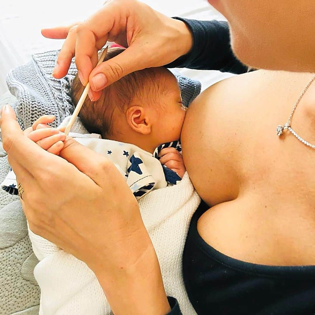 ペトラ・ネムコバさんのインスタグラム写真 - (ペトラ・ネムコバInstagram)「#WellnessTips for babies 👶  #NailBar 💅 at the #MilkBar 🥛   This was taken 1 year ago. The booby is not huge. Bodhi’s head was just so small. 😆  But seriously now... I’m soooo incredibly grateful to my body to keep producing for over a 1 year the healthiest tailor made cocktail for Bodhi. This is the best way to help him grow healthy and keep his immune system strong as breast milk has the right hormones and the right amount of protein, sugar, fat and most vitamins.  Shout out to all nursing mamas! 💜💜💜  #WellnessWednesday #NursingMom」12月3日 0時11分 - pnemcova