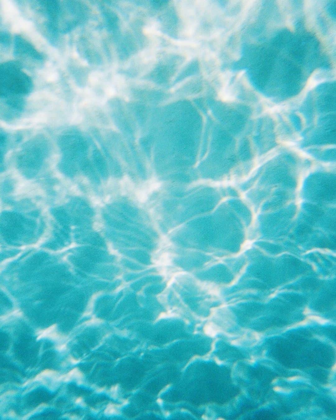 のインスタグラム：「水深10mまで潜れる ロモのシンプルユース📸 海に行く時はもちろん 陸でも良い味出してくれる🥺 #フィルムカメラ」