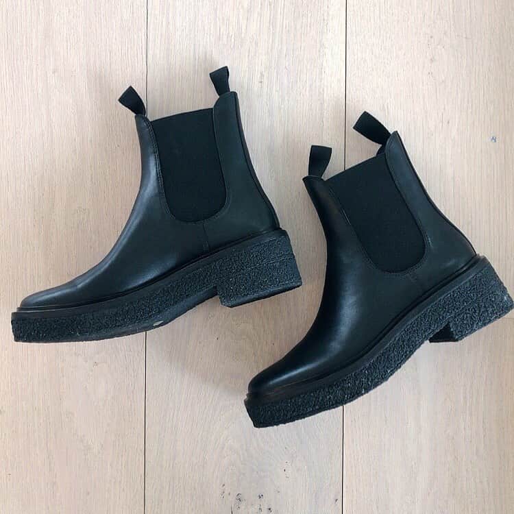 レフラーランドールのインスタグラム：「Meet Raquel 🖤 Our new everyday crepe sole boot comes in beautiful black and python embossed Italian leather and pulls on.」