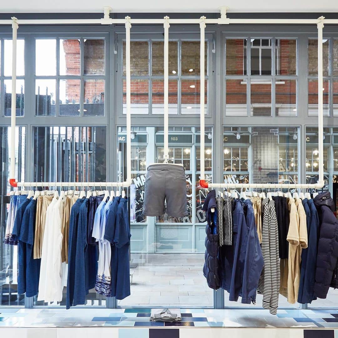 オールバーブラウンのインスタグラム：「We are pleased to announce that all our UK stores have reopened for business, including the highly anticipated opening of our brand-new Burlington Gardens store in the heart of Mayfair. Watch our stories for all store locations & to book an in-store appointment and make sure you are prepared for the season ahead. 📍🎁 #DoseOfSun #OrlebarBrown #OBsAroundTheWorld」