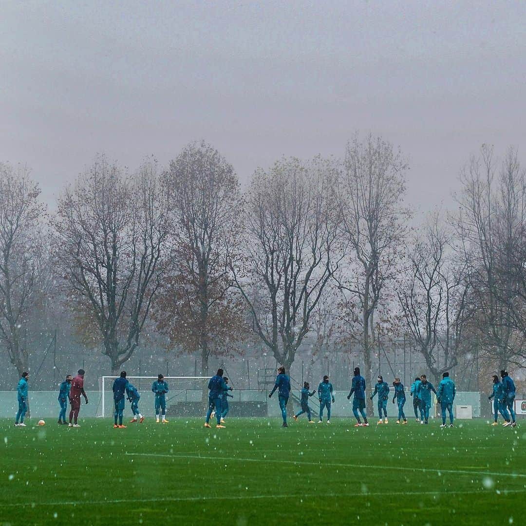 ACミランさんのインスタグラム写真 - (ACミランInstagram)「Milanello in the snow 🔴⚫ #MilanCeltic  #UEL #SempreMilan」12月3日 0時13分 - acmilan
