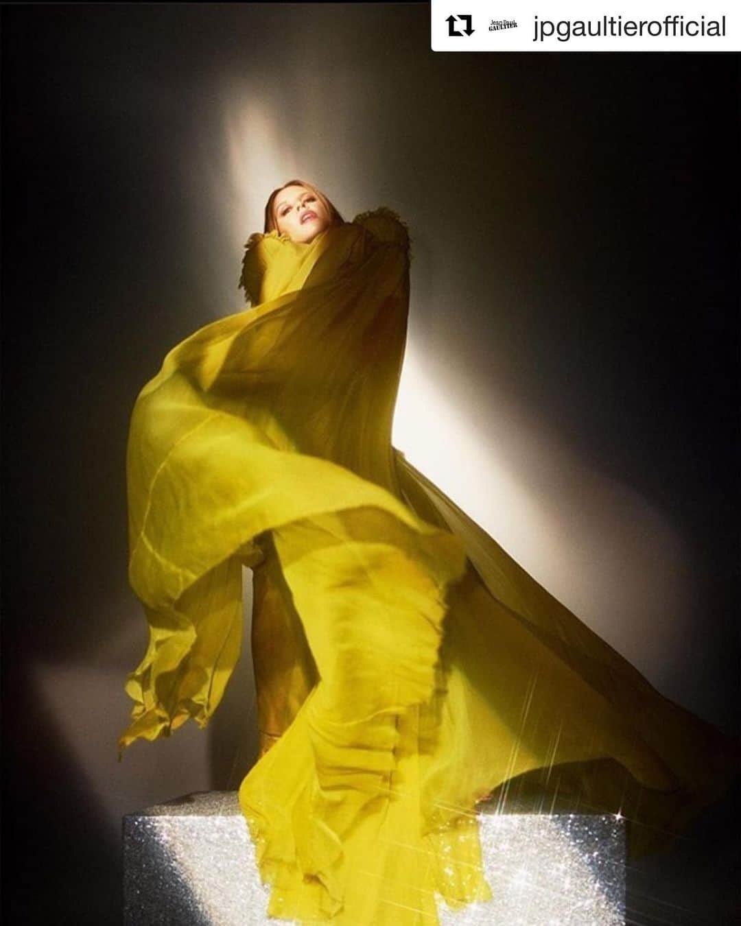 カイリー・ミノーグさんのインスタグラム写真 - (カイリー・ミノーグInstagram)「#Repost @jpgaultierofficial LOVE YOU! ・・・ Love at first sight with pop idol @kylieminogue dancing in a #GaultierParis #AW19 lemon silk mousseline gown for @guardianfashion.⁠ Photographed by @jens_langkjaer.⁠ Styled by @karl_willett.」12月3日 0時24分 - kylieminogue