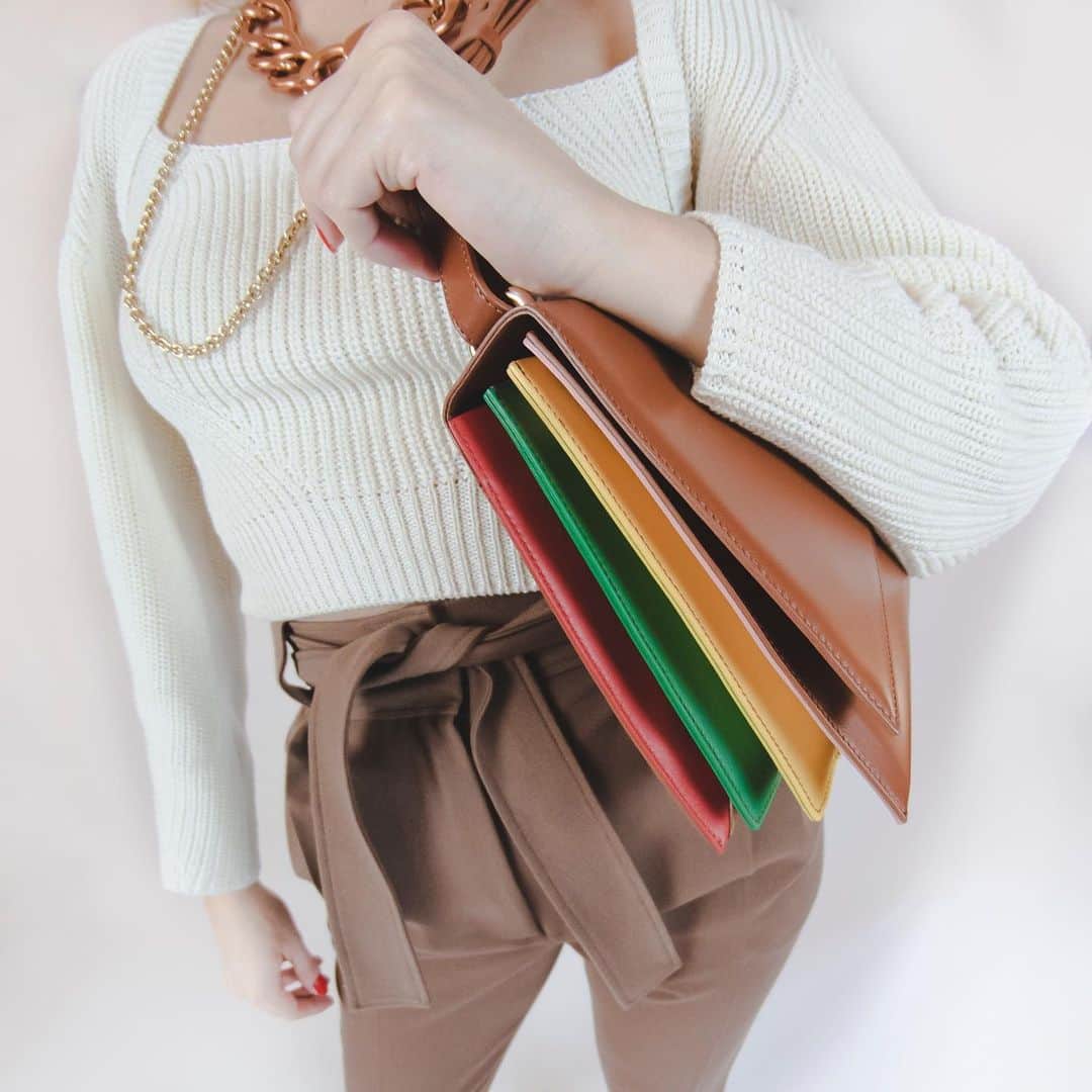 サラバターリアのインスタグラム：「...the DELPHINE crossbody bag featured in the winterish total look of today   SARABATTAGLIA.com #SaraBattaglia  ‘For a woman who smiles as she gets dressed’」