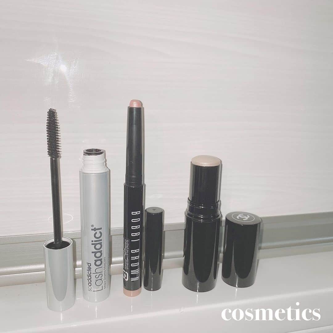 西萌葉のインスタグラム：「最近 お気に入りのコスメたち💄 ㅤㅤㅤ 左から ❤︎マスカラ #lashaddict #ラッシュアディクト  #メジャードラママスカラ  重ね付けしてもダマにならないし 綺麗なセパレートになってお気に入り☺︎かなこがくれました🐩 ㅤㅤ ❤︎シャドウ #ボビイブラウン  #ロングウェアクリームシャドウスティック 17.PINK SPARKLE これで涙袋が爆発する！最強！笑瑠がくれました🦋 ㅤㅤㅤ ❤︎ハイライト #chane #chanelmakeup  #ボームエサンシエル スカルプティング 私はThreeのハイライトと併用してるけど ツヤ感出したいならこれ一択💎 ㅤㅤㅤ #もぱコスメ #コスメ購入品 #cosmetics」