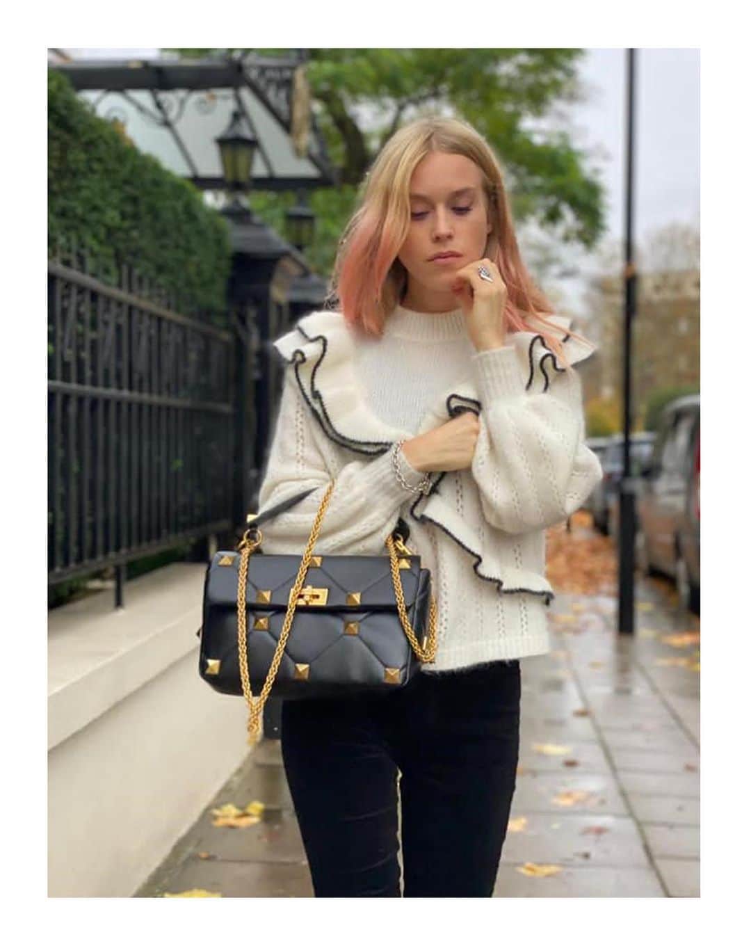 Valentinoさんのインスタグラム写真 - (ValentinoInstagram)「The classic, golden studs of the Maison are rendered in a maxi size and placed atop the new Valentino Garavani #RomanStud bag, seen on @marycharteris」12月3日 0時20分 - maisonvalentino