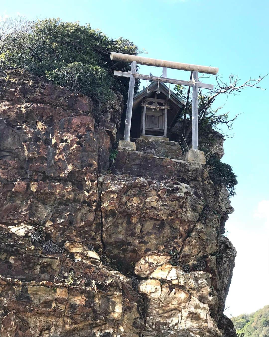 土屋眞弓さんのインスタグラム写真 - (土屋眞弓Instagram)「神々が降り立ったと言う稲佐の浜 砂浜に聳え立つ屏風岩 命が宿っているかの様な力強い何かを感じます✨✨ 空を見上げるとこれまた不思議な光を放つ太陽☀️ この浜から神々が通ったと言われるまっすぐな道は出雲大社まで続いていました 途中には神様が集まるお社や、須佐之男命の子供の小さなお社に参拝🙏 出雲の人たちは神在月は神様の邪魔をしない様に小声で話したり、外出を控えたりすることが昔からの習慣なんだそうです🤫 そういえば人があまりいない‼️ 私たちも静かにそっと、失礼のないように😷出雲大社までウォーキング  #稲佐の浜 #屏風岩 #国譲り #国引き #出雲国 #大国主命 #須佐之男命 #神在月」12月3日 0時22分 - mayumi.vivian