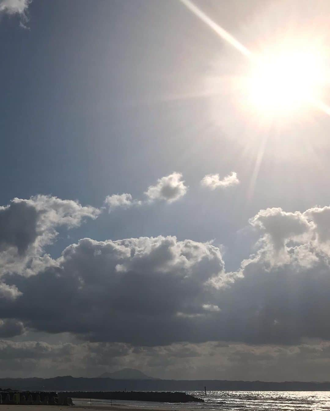 土屋眞弓さんのインスタグラム写真 - (土屋眞弓Instagram)「神々が降り立ったと言う稲佐の浜 砂浜に聳え立つ屏風岩 命が宿っているかの様な力強い何かを感じます✨✨ 空を見上げるとこれまた不思議な光を放つ太陽☀️ この浜から神々が通ったと言われるまっすぐな道は出雲大社まで続いていました 途中には神様が集まるお社や、須佐之男命の子供の小さなお社に参拝🙏 出雲の人たちは神在月は神様の邪魔をしない様に小声で話したり、外出を控えたりすることが昔からの習慣なんだそうです🤫 そういえば人があまりいない‼️ 私たちも静かにそっと、失礼のないように😷出雲大社までウォーキング  #稲佐の浜 #屏風岩 #国譲り #国引き #出雲国 #大国主命 #須佐之男命 #神在月」12月3日 0時22分 - mayumi.vivian