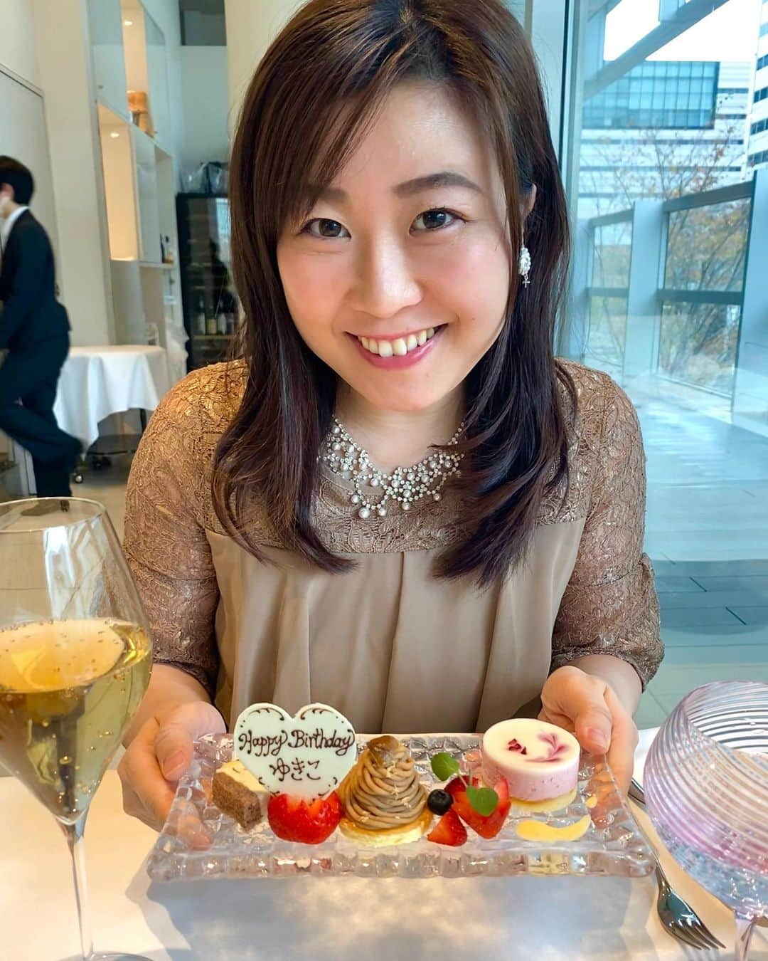 金谷有希子さんのインスタグラム写真 - (金谷有希子Instagram)「. . .【お誕生日でした✨】 .沢山のメッセージありがとうございました❤️ .ひとつひとつ、メッセやライン、各SNSでのお祝いの言葉を読ませていただきました！ . 全員にお返事するのは難しそうなので、、この場を借りて感謝申し上げます❗️本当に嬉しかったです。ありがとうございました😊💓 . そして1年が過ぎるのはあっという間だと感じました。今年はコロナもあり忙しかったせいか本当に早い。夫婦ではホテルにお食事に行きました✌︎ . ちなみに今年嬉しかったのは、ハルちゃんからのお祝いです✨朝からハッピーバースデーをフルバージョンを可愛らしい声で歌ってくれて、もうとってもハッピー❤️ . さらにスクールに行く途中、ママ誕生日だよねと言うとキョロキョロと周りを見渡し、(プレゼントは道端に落ちてないよ、、と思っていたんですが)プレゼントプレゼントと探してくれて、道端にあったお花をとってくれましたΣ੧(❛□❛✿)‼️ . お花つむのはちょっとかわいそうだなと思ったので止めようかと思いましたが、(まぁ、花壇ではなく道端の雑草みたいなお花だったため大丈夫でしょう！)「ハイどーぞ！」とプレゼントしてくれました。 . 誕生日にはお花をプレゼントすると言うのをどこで覚えたのか？夜お花を見ながら、凄く成長したなぁって思いました😊本当一年が早いです‼️✨ . ちなみにコロナ禍に対応し急遽DVDの発売が決定しましたー✨私がアンバサダーを務める日本で唯一のビルオーナー経営学院「REIBS」初の講座DVD❗️私はこの経営学院で学んだOGで、ママたちを育成するビル「ママ力アップビル」案では優秀賞いただきましたヨ(^^) . 私がNA担当させてもらいましたが、ナレーションだけで2ヶ月かかっていて、本当にノウハウがギュッ詰まっているDVDです。基礎編は5章です！ . 是非、不動産をお持ちの方。このコロナ禍を戦うためにもDVDでしっかり一緒に勉強できたらと思います😚❤️金谷SNS見た、と備考欄に書けば何か良いことが起こるかも？ . お買い求めはこちらからどうぞ💁‍♀️ https://reibs.jp/dvd-basic1  . . #誕生日 #BD #DVD発売 #不動産　 #ビルオーナー #ママアナウンサー #女の子ママ #コロナ」12月3日 0時22分 - kanatani_yukiko