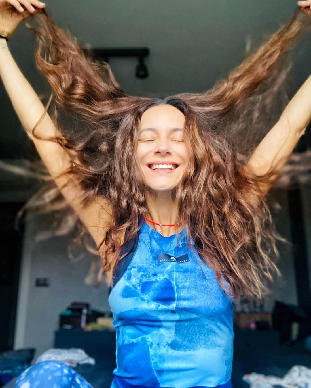 Sedef Avciのインスタグラム：「Saçlar ahenkle dans ediyordu...  Kahkül mü kestirsem acaba hani su günlerde hayatta yapacak baska bir degisiklik bulamadım da.Fikir verin bakalım👍🏻👎🏻」