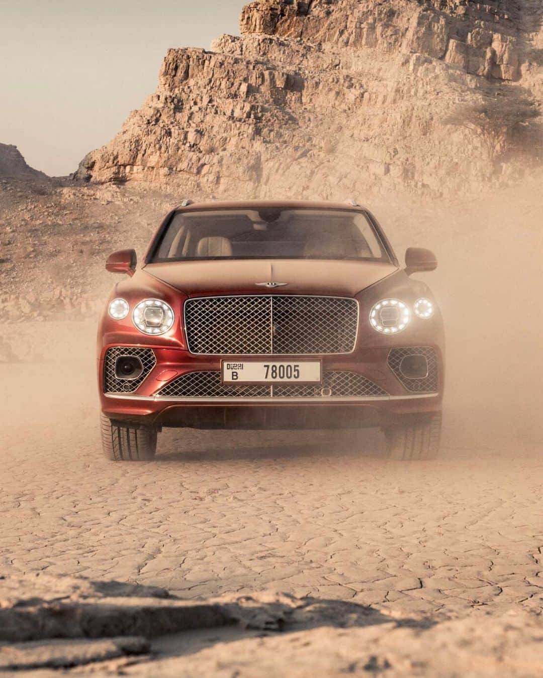 ベントレーさんのインスタグラム写真 - (ベントレーInstagram)「Some life forms do flourish in the desert. The #NewBentayga. _ #Bentley Bentayga V8 WLTP drive cycle: combined fuel consumption: 21.2 mpg (13.3 l/100 km), combined CO₂: 302 g/km」12月3日 0時29分 - bentleymotors