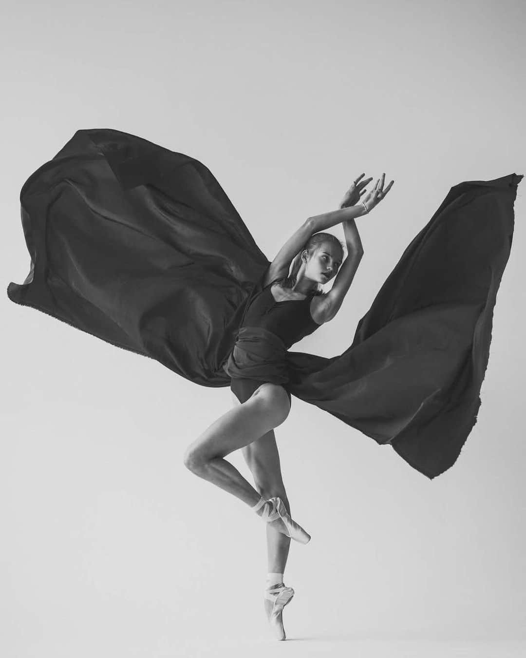 Ballet Is A WorldWide Languageさんのインスタグラム写真 - (Ballet Is A WorldWide LanguageInstagram)「Absolutely gorgeous. @alek_trof by @dan_hecho 🤍  #aleksandratrofimchuk #worldwideballet #danhechophotography 🤍✨🙌🏻」12月3日 0時41分 - worldwideballet