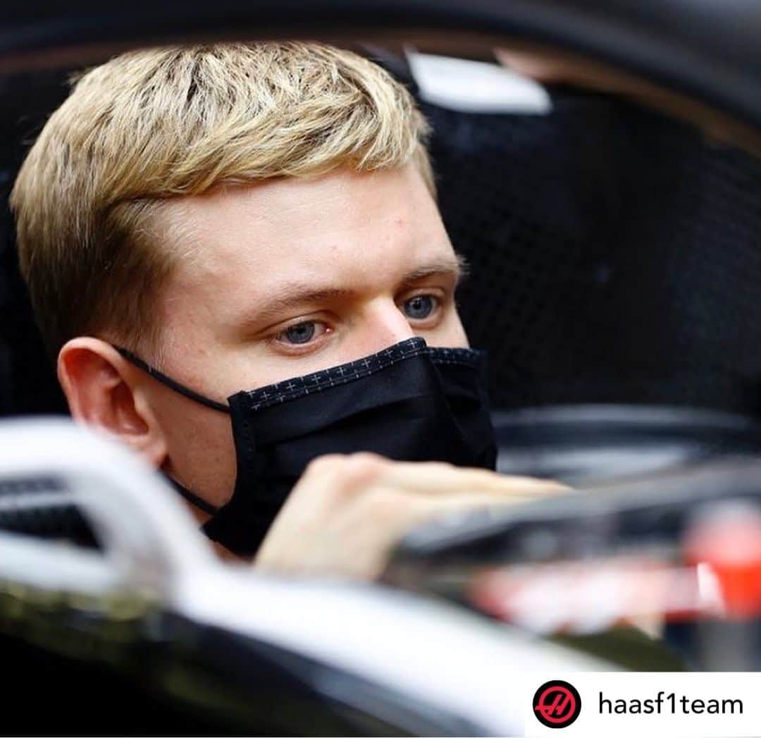 F1さんのインスタグラム写真 - (F1Instagram)「Seat fit complete ✅  @mickschumacher was in the paddock in preparation for his FP1 run in Abu Dhabi and the post-season young drivers test  📷 #Repost x @haasf1team   #F1 #Formula1 #Motorsports #Schumacher」12月3日 0時33分 - f1