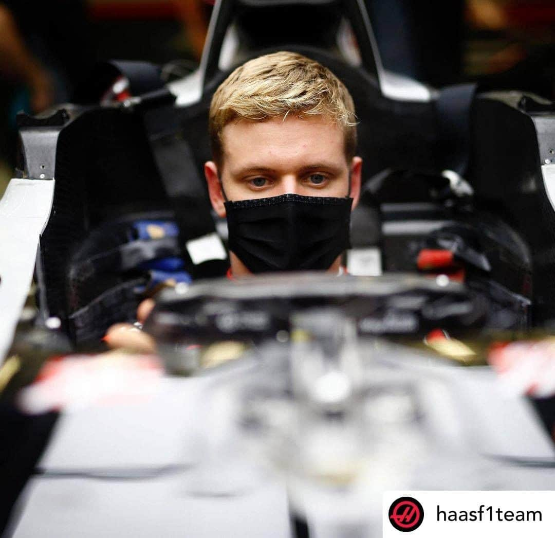 F1さんのインスタグラム写真 - (F1Instagram)「Seat fit complete ✅  @mickschumacher was in the paddock in preparation for his FP1 run in Abu Dhabi and the post-season young drivers test  📷 #Repost x @haasf1team   #F1 #Formula1 #Motorsports #Schumacher」12月3日 0時33分 - f1