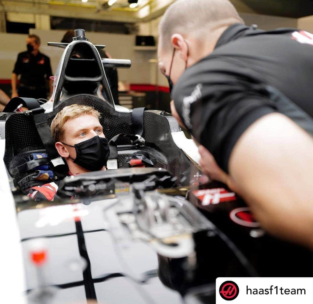 F1さんのインスタグラム写真 - (F1Instagram)「Seat fit complete ✅  @mickschumacher was in the paddock in preparation for his FP1 run in Abu Dhabi and the post-season young drivers test  📷 #Repost x @haasf1team   #F1 #Formula1 #Motorsports #Schumacher」12月3日 0時33分 - f1