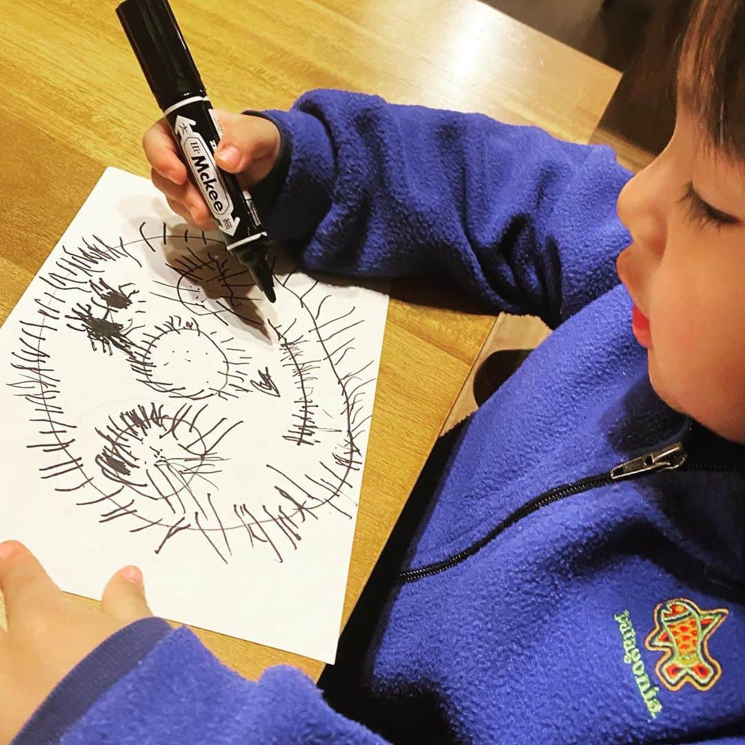 Caravanのインスタグラム：「絵が上手くなっとる。  #ゾンビあんぱんまん　#ぱぱ」