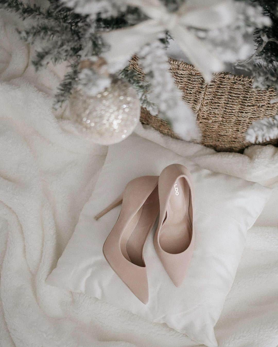 ALDO shoesさんのインスタグラム写真 - (ALDO shoesInstagram)「Leave the perfect pair under the tree this year. Spread the holiday cheer with some mood boosting gifts designed to make them smile (and feel their best!).  Discover our Gift Shop in bio.  Photo: @kairywithstyle #AldoShoes #AldoCrew」12月3日 0時34分 - aldo_shoes