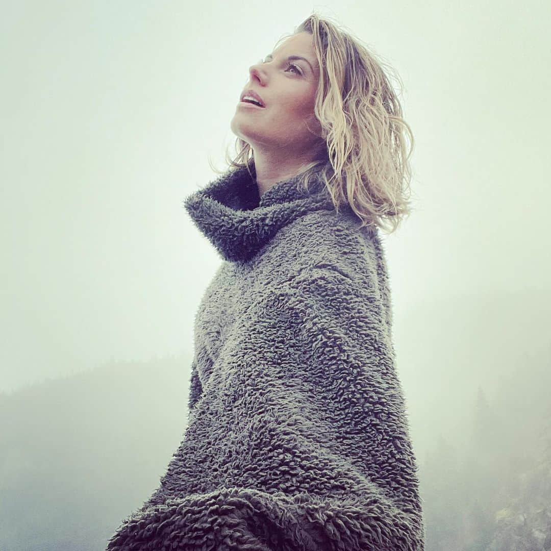 ミーガン・オリーさんのインスタグラム写真 - (ミーガン・オリーInstagram)「Into the mist... #fog #blonde #nature」12月3日 0時35分 - officialmeghanory