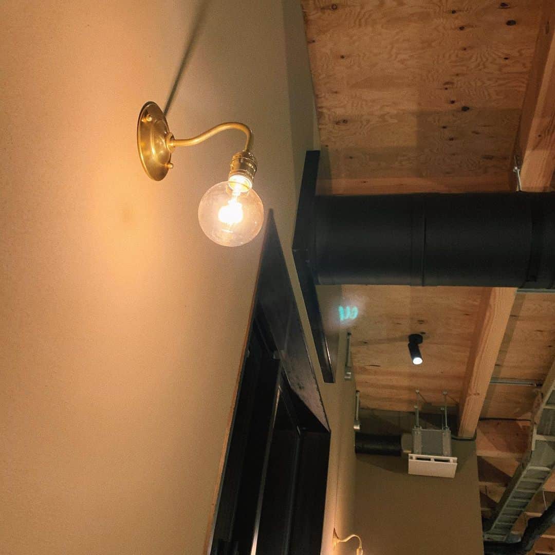 sayocoのインスタグラム：「近所に新しく雰囲気のあるお店が出来た🤍 毎日通る道で建築中からずっと見てたから、 行けて嬉しかった〜☺️ ステーキとワインが最高だった🥩🍷 #turnerdiner」