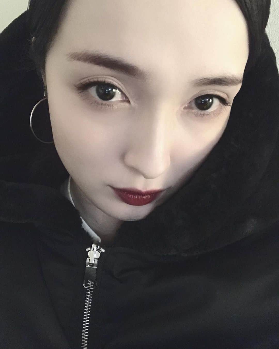 奥村佳恵のインスタグラム：「💋🖤 #december  #🥶」