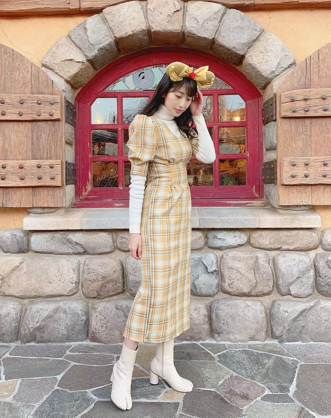 のインスタグラム：「#ベルバウンド したよ💛🌹 . . 本当は新エリアオープンに合わせて着たくて注文してたワンピースなんだけど、9/29にインした日の夜に家に届いたため着れず……寒くなったら中にタートルネック合わせて冬に着ると決めていて…！やっと着れました🥰💛 . . #足袋ブーツ を初めて履いてみました💮 そして今回は初めて #zozotown で購入してみた😚😚 ZOZOの良さを知ってしまい沼にハマりそうです……🤨☺️💮 .  . #ゾゾタウン #ディズニーコーデ #ディズニーバウンド #美女と野獣 #美女と野獣エリア #新エリア #ディズニーランド #東京ディズニーランド #東京ディズニーリゾート #tokyodisneyland #tdr #tdl #tokyodisneyresort #tokyodisney #disneyoutfit #disneybound #disneyfashion #disneyfan #disneylife #beautyandthebeast #belle #gu着回し #guコーデ #vivian  #韓国通販 #韓国通販サイト #koreanfashion」