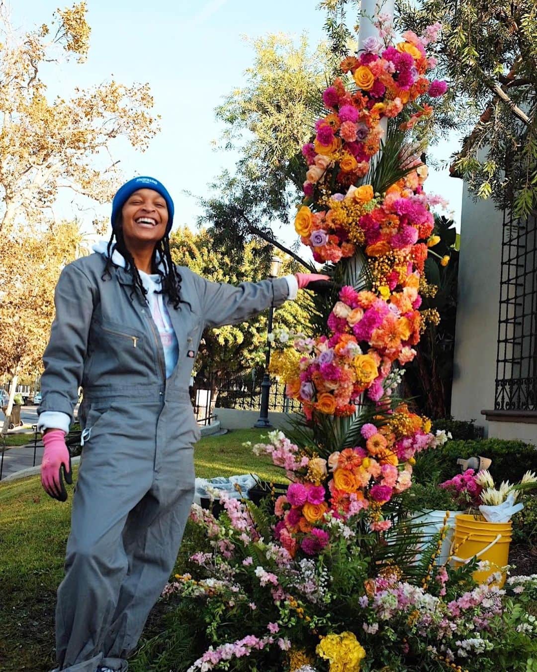 Grace Bonneyのインスタグラム：「Hi! I’m @biablooms • I’ll be taking over @designsponge instagram this week. 🌷 My name is Bia, and I’m a floral designer originally from Omaha, NE, but currently based in Los Angeles.   My biz @BiaBlooms is a Black woman-owned floral boutique, based in LA. I love how flowers can animate any space; the way they lift spirits, our mood — floral design is my way of spreading joy through flowers. I’ve been grateful to have my work ft. via New York Times, Good Morning America, Goop, Hunker Home, & in the latest Pharrell x Jay Z music video! In addition to Bia Blooms, I also run another biz, a boutique talent agency called @beotis that reps artists/speakers/writers of color.   I’m excited to hang out together this week!! If you’ve got a sec, would love to hear which city you’re reppin’ 📍👇🏽in the comments. If you’ve got a favorite flower, I’d love to hear it!! 💕🎉」