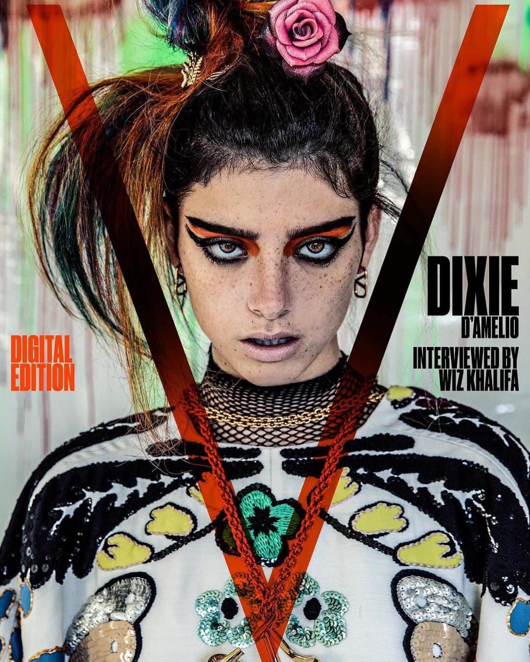 ニコラ・フォルミケッティのインスタグラム：「DIXIE by DAMON 🖤 @dixiedamelio in @maisonvalentino by @pppiccioli for @vmagazine cover ❤️ photo @damon_baker #valentinodiary」