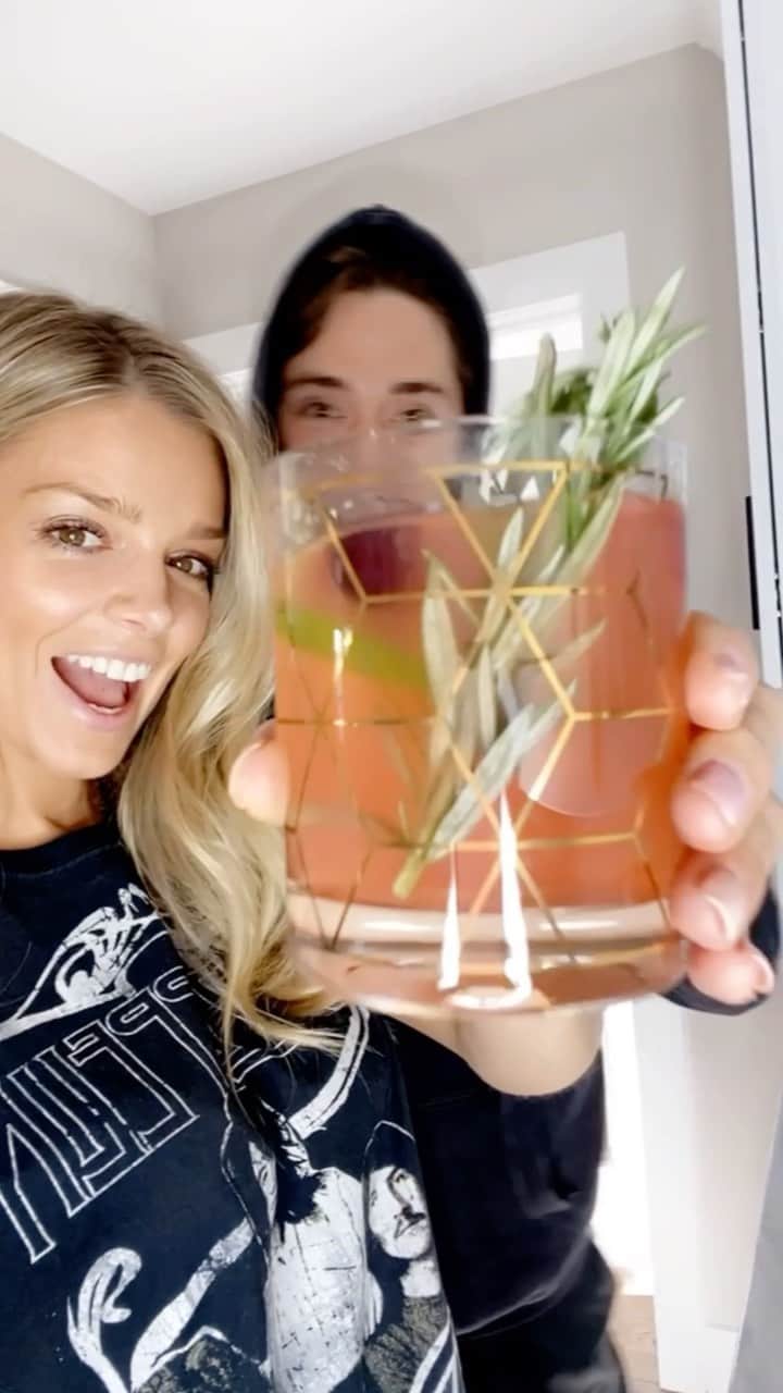 ダニエル・クヌッドソンのインスタグラム：「Cheers ! We love margaritas , I love coming up with new twists on the classic margarita, I call this one the mistletoe let me know what you think 🥰😋」