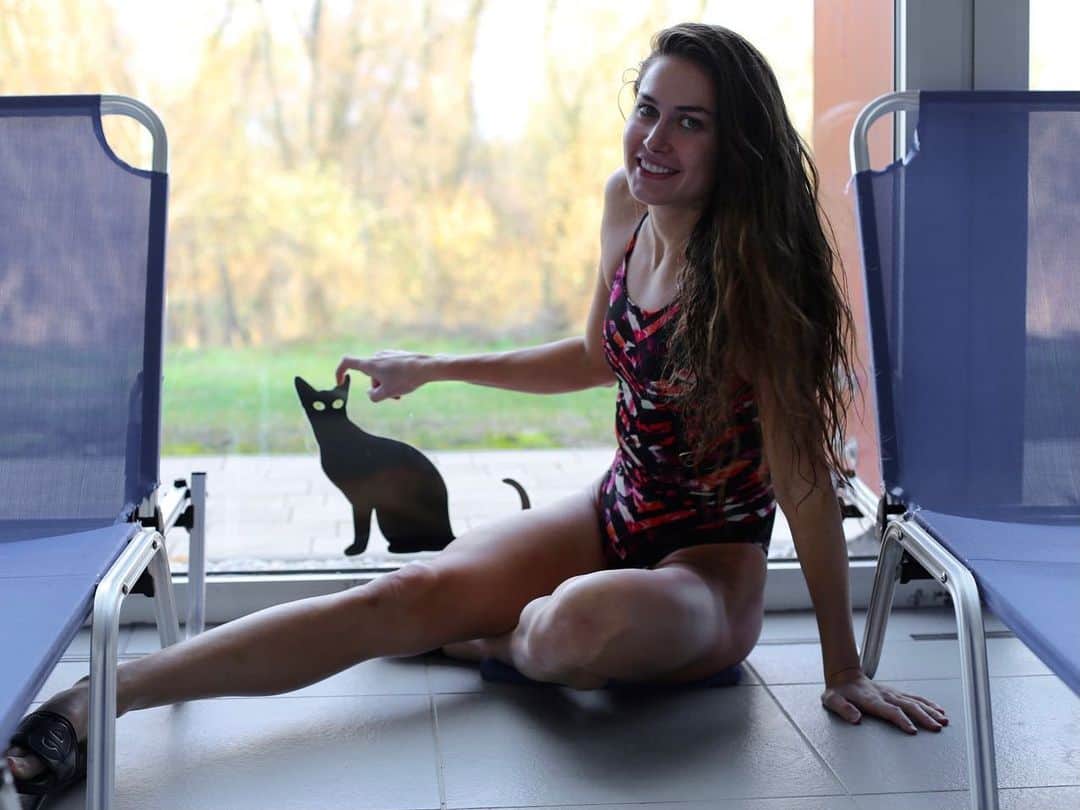 ズザンナ・ヤカボスのインスタグラム：「miért szereted a győri uszodát? én:」